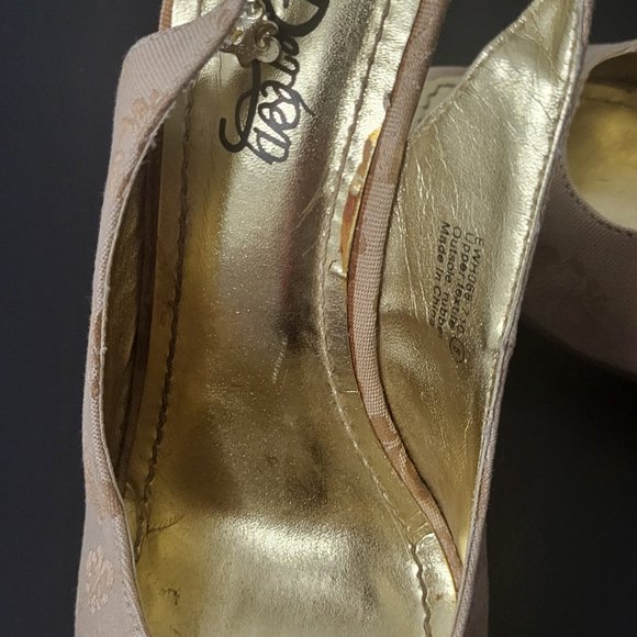 Dereon Women's Lovely Lady Pump - Picture 3 of 6